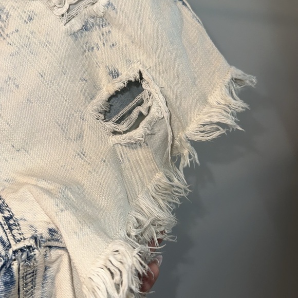 Light Washed Jean Shorts With Frayed Bottoms - Picture 3 of 4